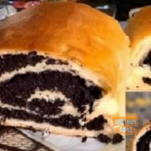 Це найсмачніший рулет з маком, який я їла. Пробувала безліч рецептів, і всі не виходили. То тріскає, то тісто сирувате, важке, або мак занадто мокрий. З цим рецептом у мене нарешті вийшов ідеальний рулет